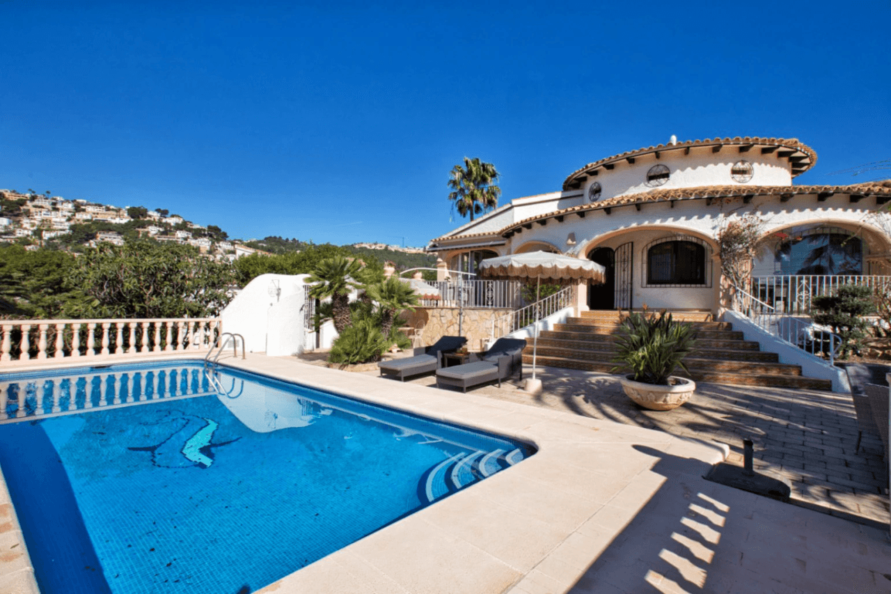 Villa traditionnelle avec vue sur la mer à vendre à Benissa