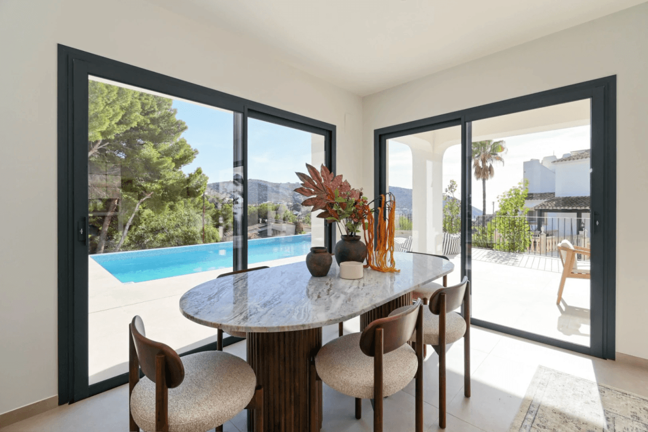 Villa Mediterránea de Obra Nueva con Vistas al Mar en El Portet, Moraira