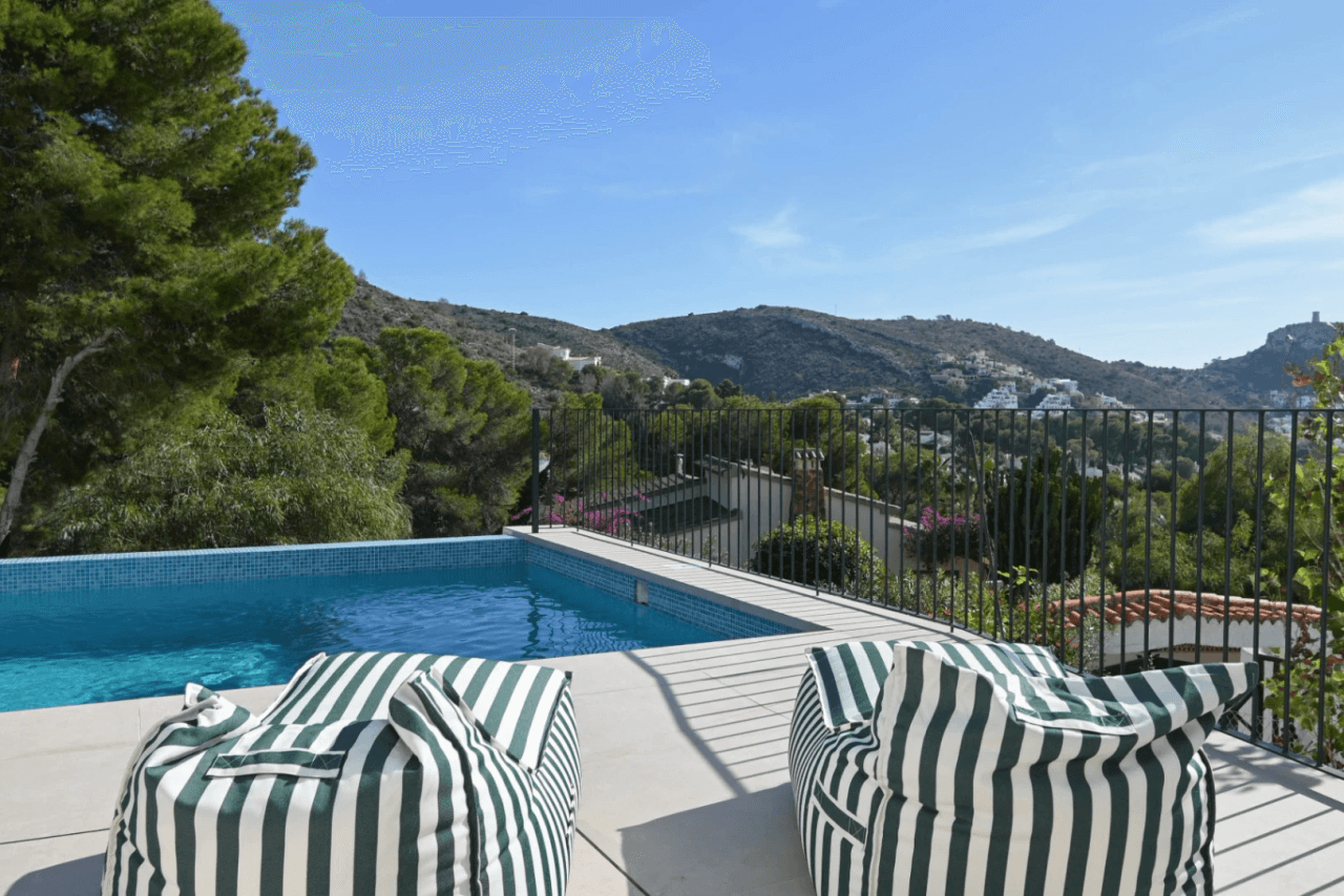 Villa Mediterránea de Obra Nueva con Vistas al Mar en El Portet, Moraira