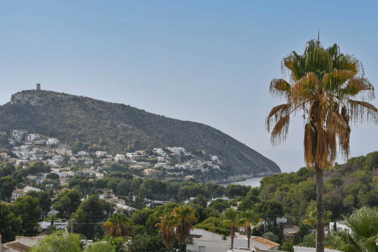 Villa Mediterránea de Obra Nueva con Vistas al Mar en El Portet, Moraira