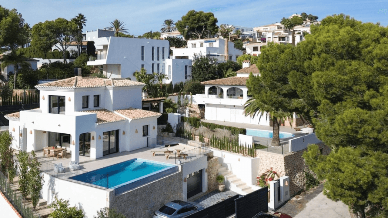 Villa Mediterránea de Obra Nueva con Vistas al Mar en El Portet, Moraira