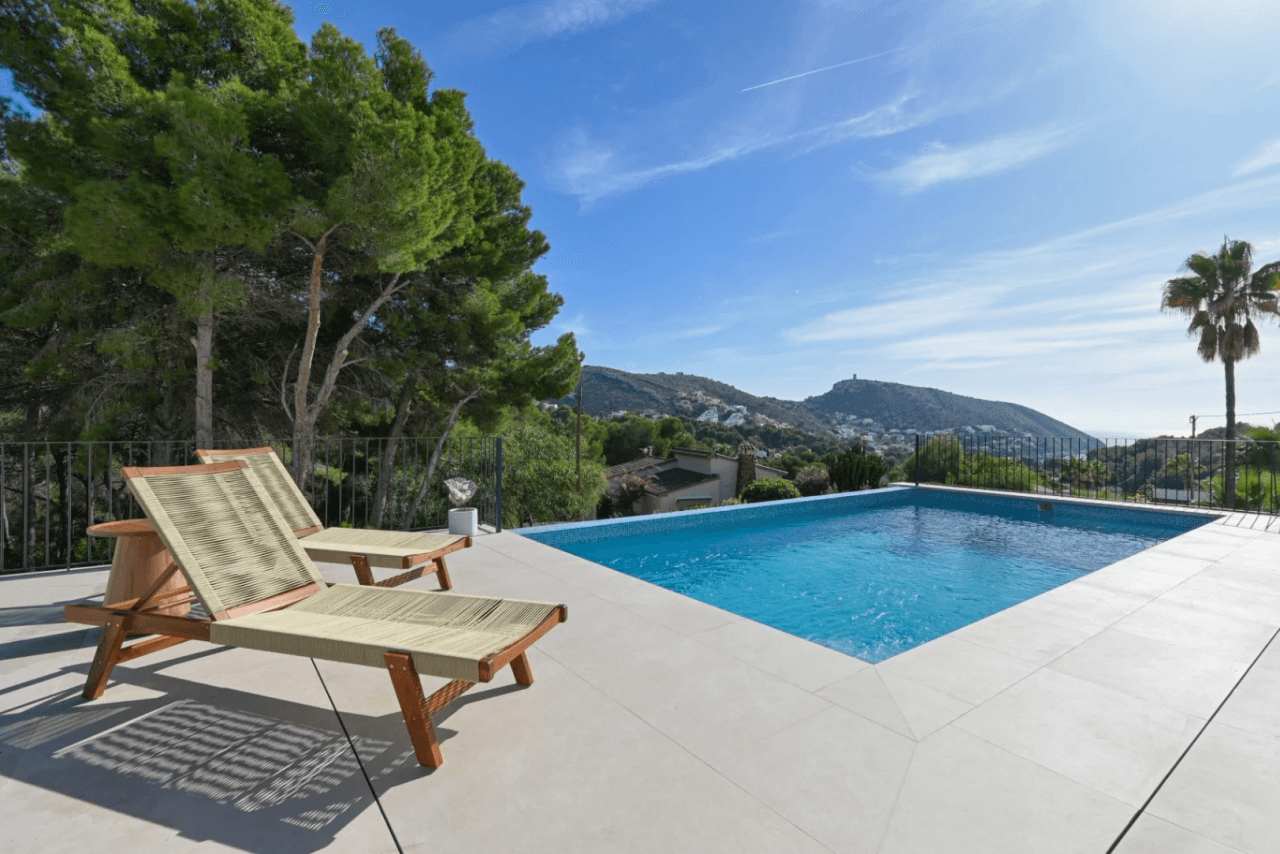 Villa Mediterránea de Obra Nueva con Vistas al Mar en El Portet, Moraira