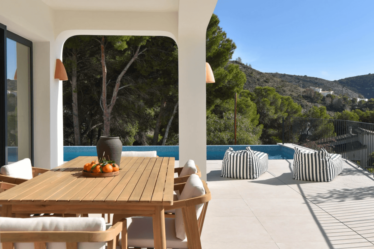 Villa Mediterránea de Obra Nueva con Vistas al Mar en El Portet, Moraira