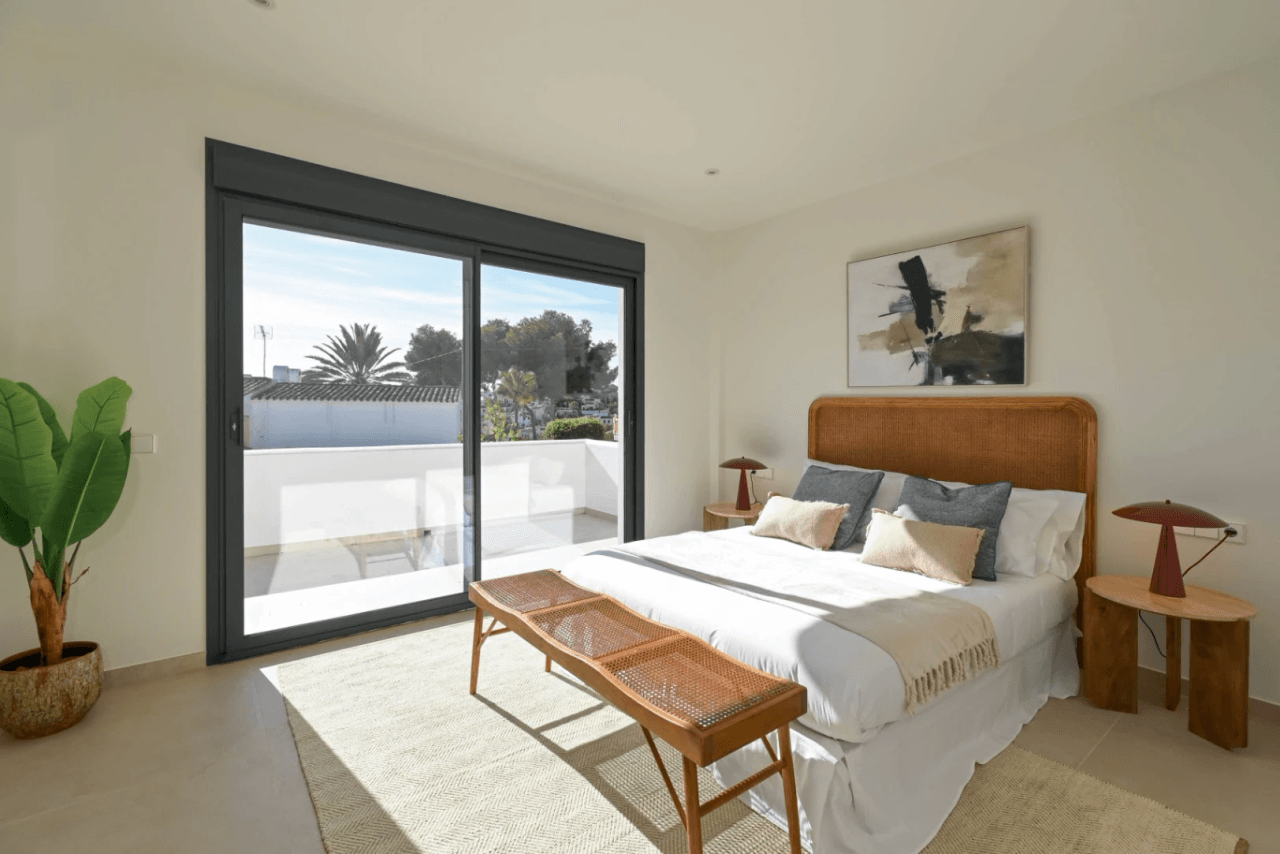 Villa Mediterránea de Obra Nueva con Vistas al Mar en El Portet, Moraira