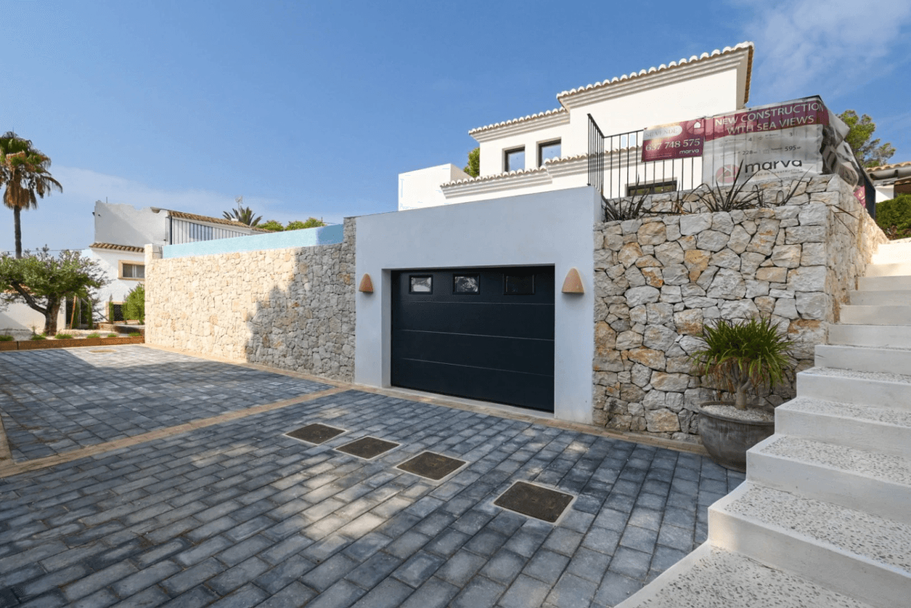 Villa Mediterránea de Obra Nueva con Vistas al Mar en El Portet, Moraira