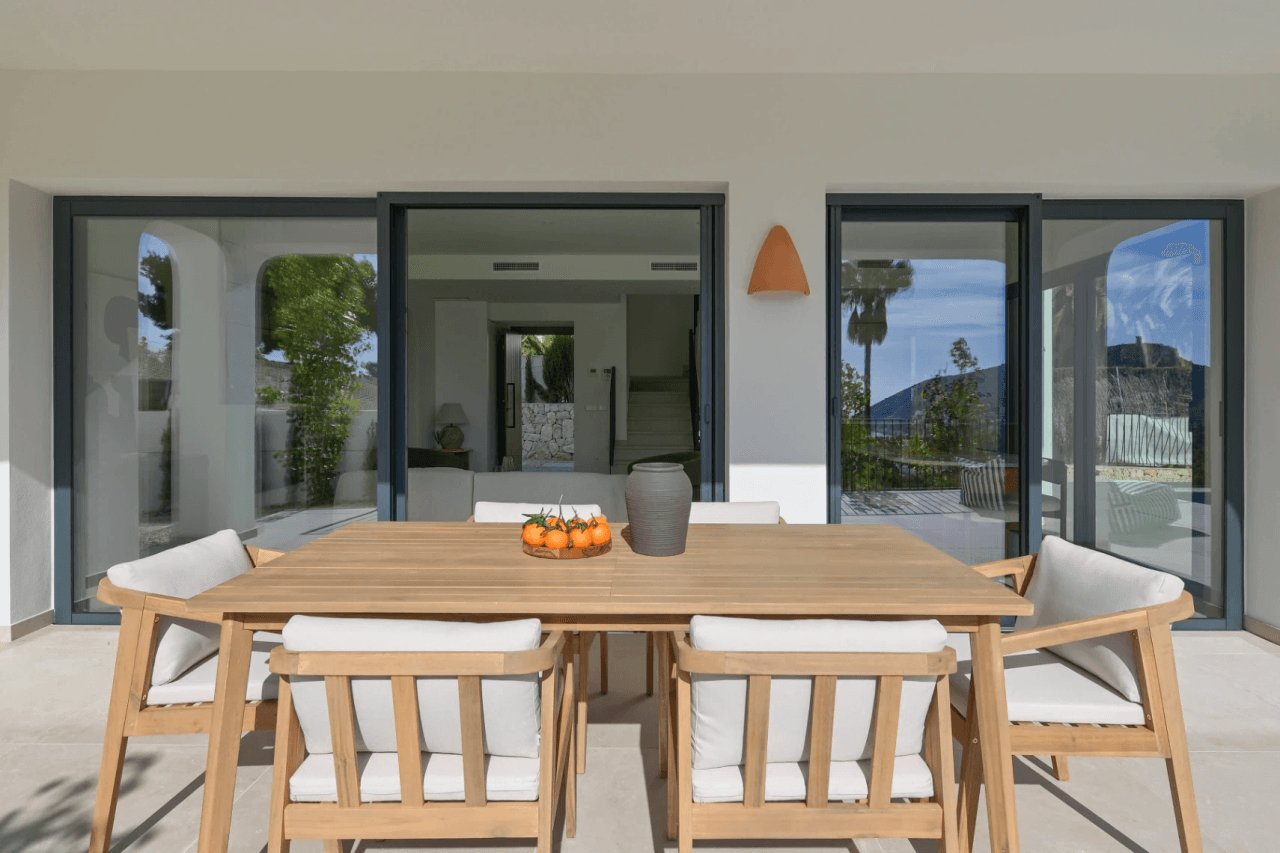 Villa Mediterránea de Obra Nueva con Vistas al Mar en El Portet, Moraira