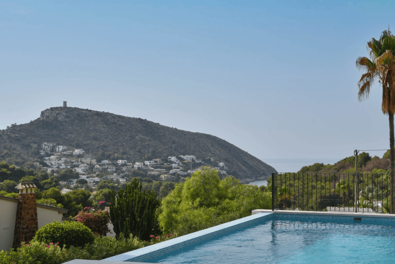 Villa Mediterránea de Obra Nueva con Vistas al Mar en El Portet, Moraira