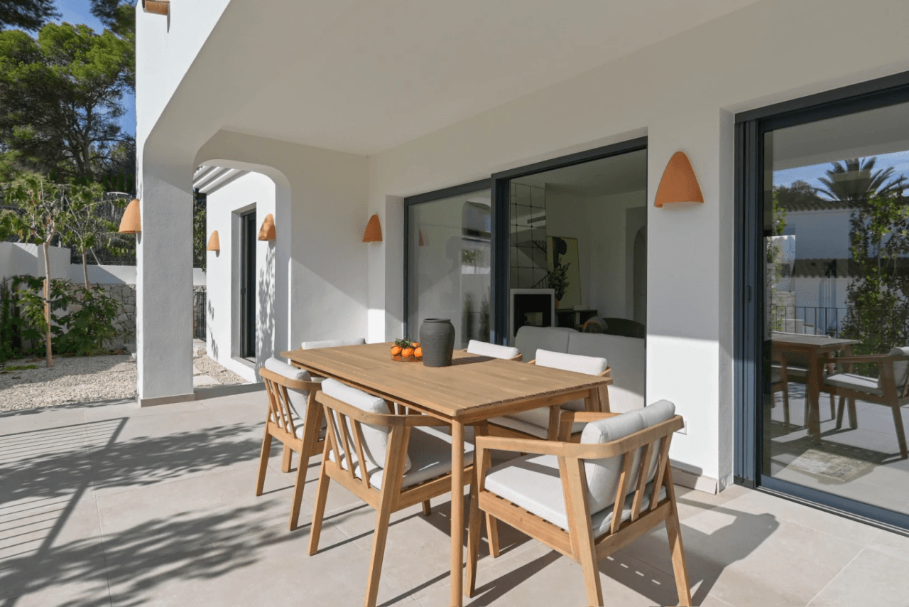 Villa Mediterránea de Obra Nueva con Vistas al Mar en El Portet, Moraira