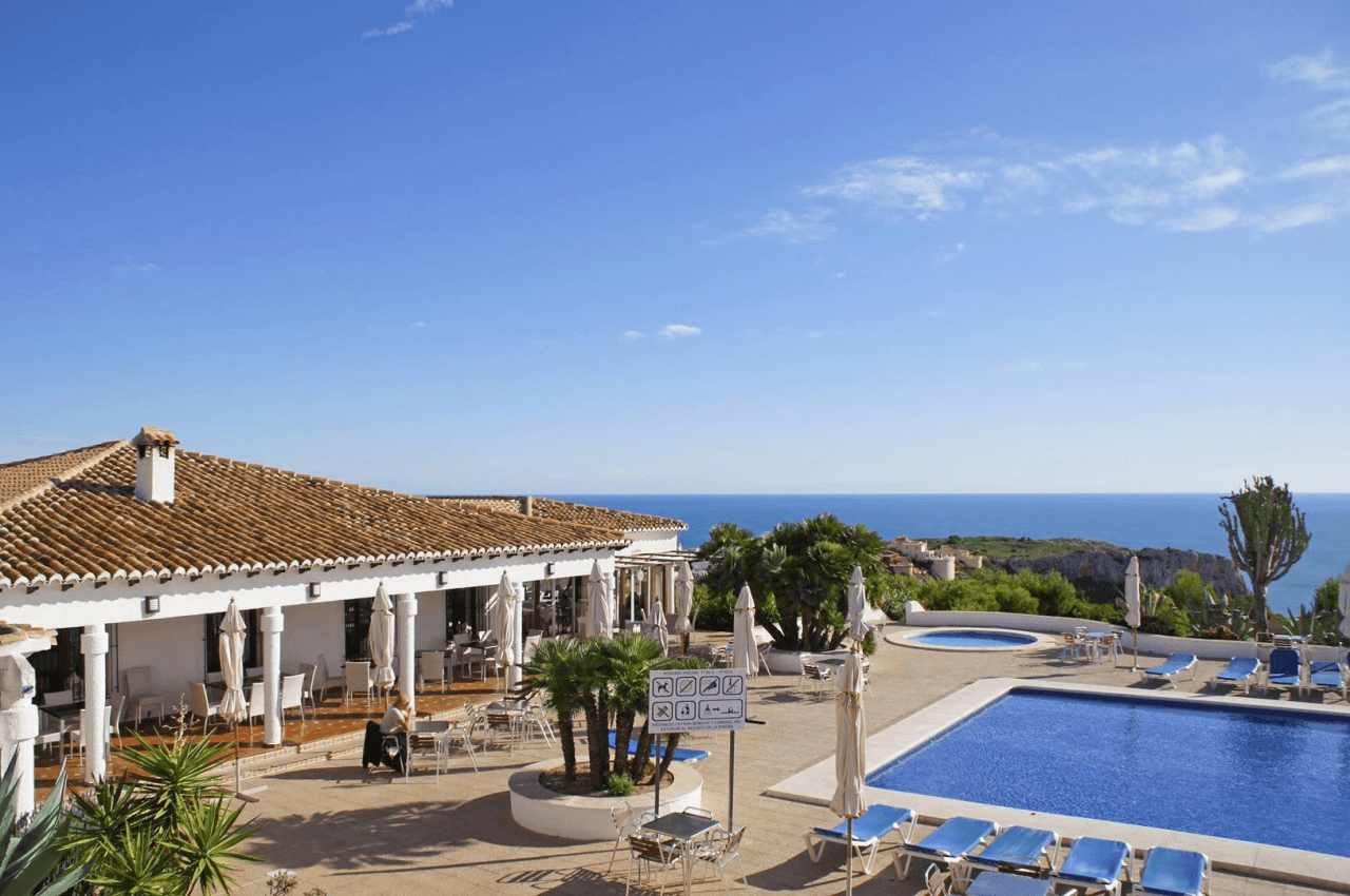 Cumbre del Sol : villa moderne de luxe offrant une vue imprenable sur la mer