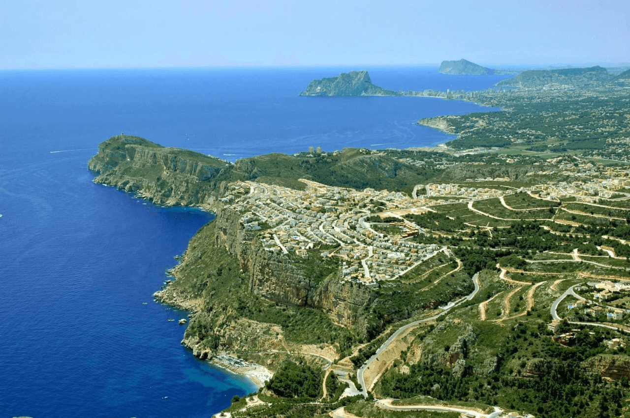 Cumbre del Sol : villa moderne de luxe offrant une vue imprenable sur la mer