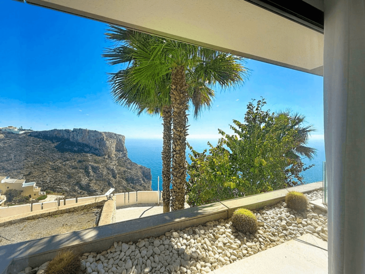 Cumbre del Sol appartement moderne de luxe avec des vues panoramiques spectaculaires sur la mer et les falaises.