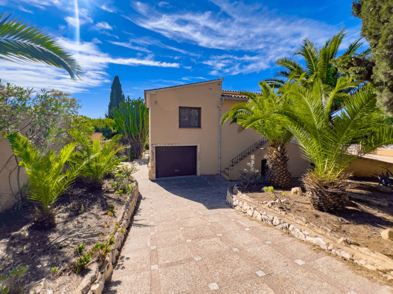 Villa avec vue sur la mer à vendre à Moraira, à distance de marche du centre.