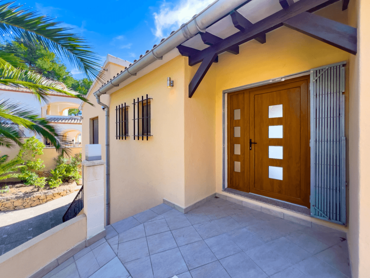 Villa avec vue sur la mer à vendre à Moraira, à distance de marche du centre.