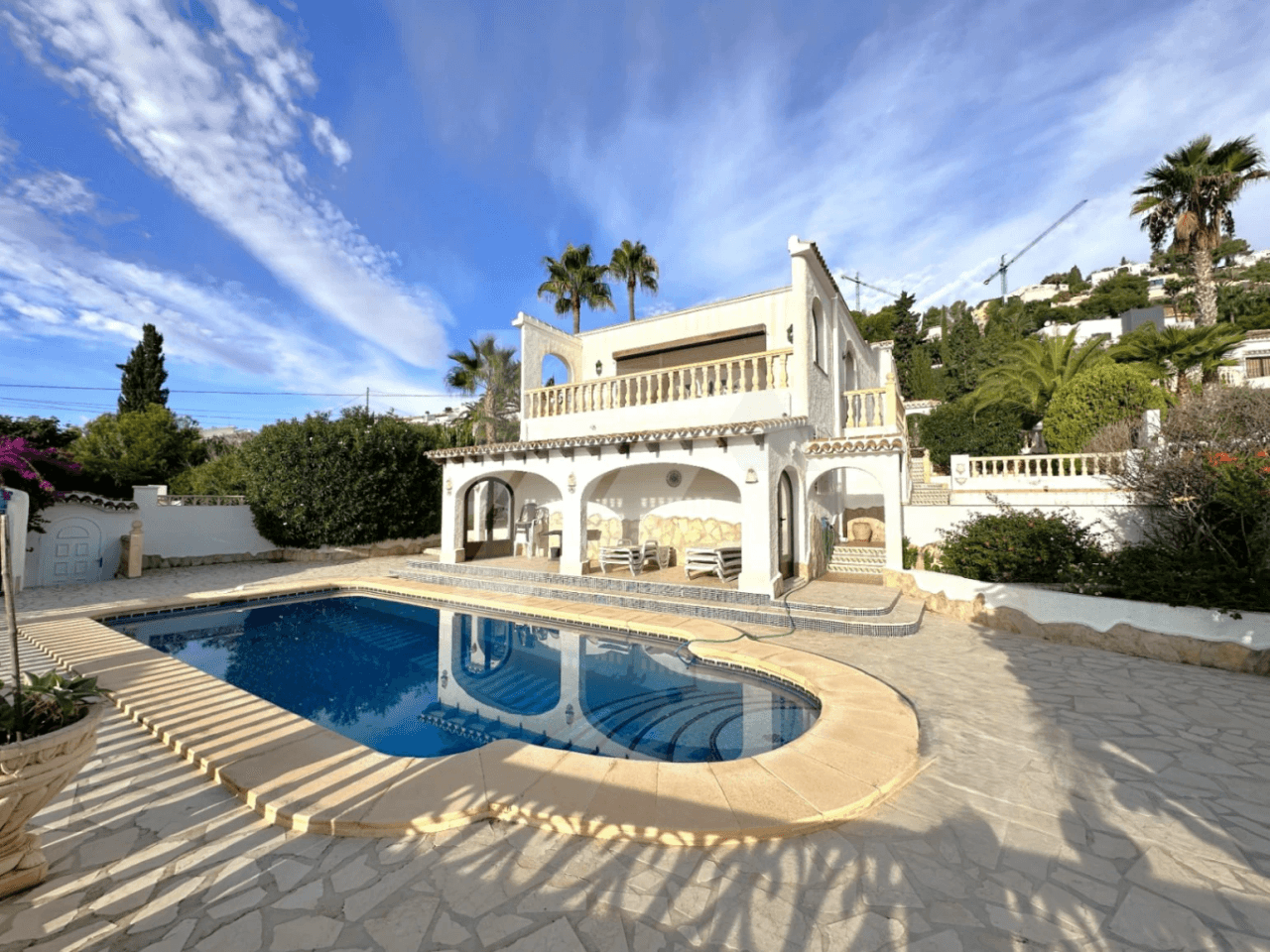 Villa à vendre à Moraira avec des vues spectaculaires sur la mer.