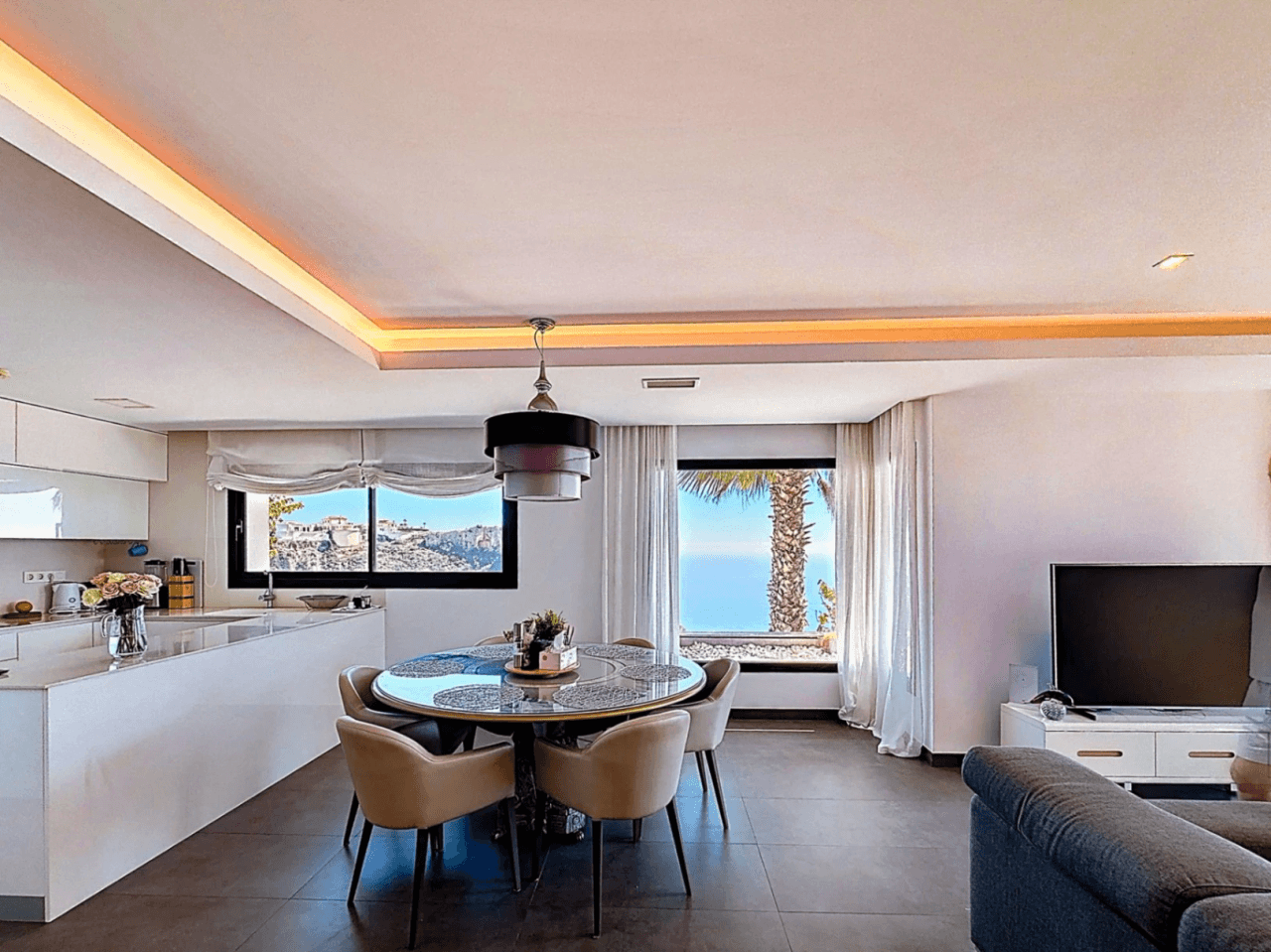Cumbre del Sol appartement moderne de luxe avec des vues panoramiques spectaculaires sur la mer et les falaises.