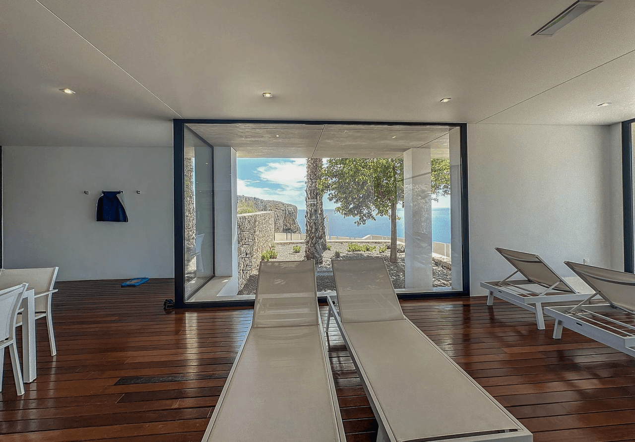 Cumbre del Sol appartement moderne de luxe avec des vues panoramiques spectaculaires sur la mer et les falaises.