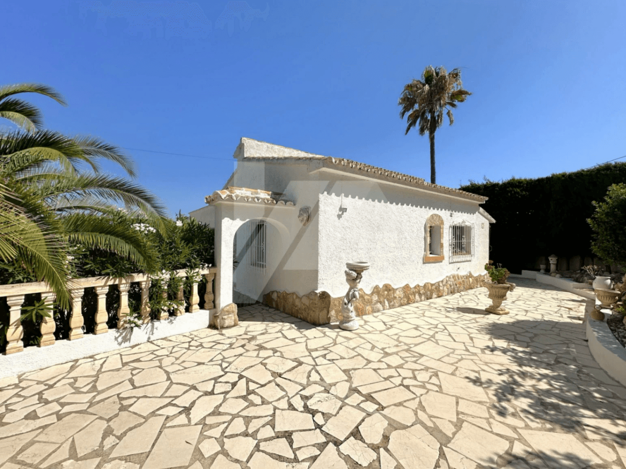 Villa à vendre à Moraira avec des vues spectaculaires sur la mer.