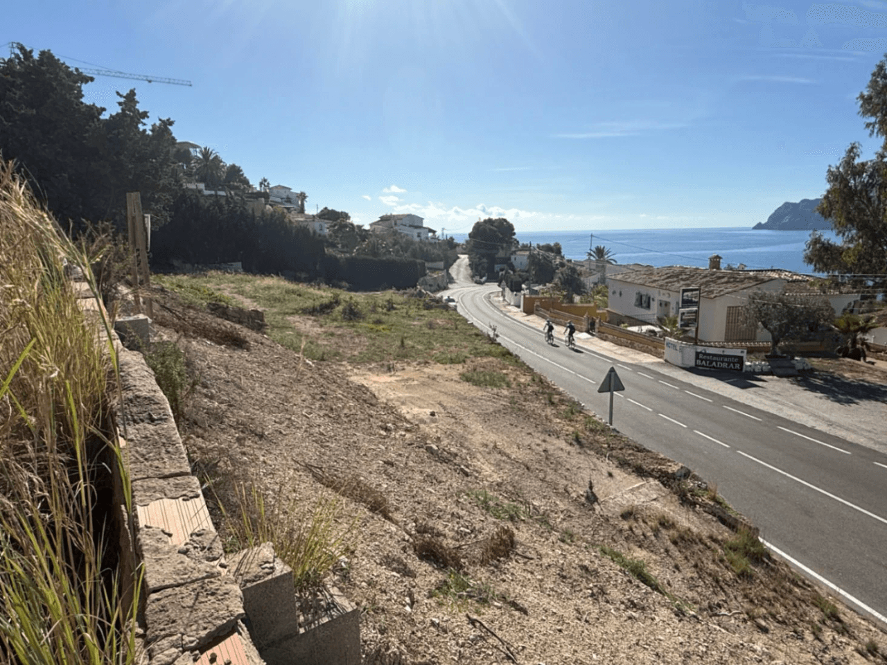 Amplia parcela con vistas al mar en venta en Benissa