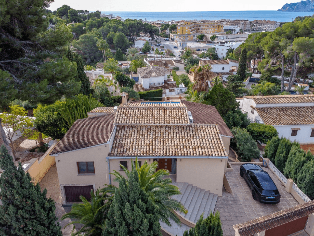 Villa avec vue sur la mer à vendre à Moraira, à distance de marche du centre.