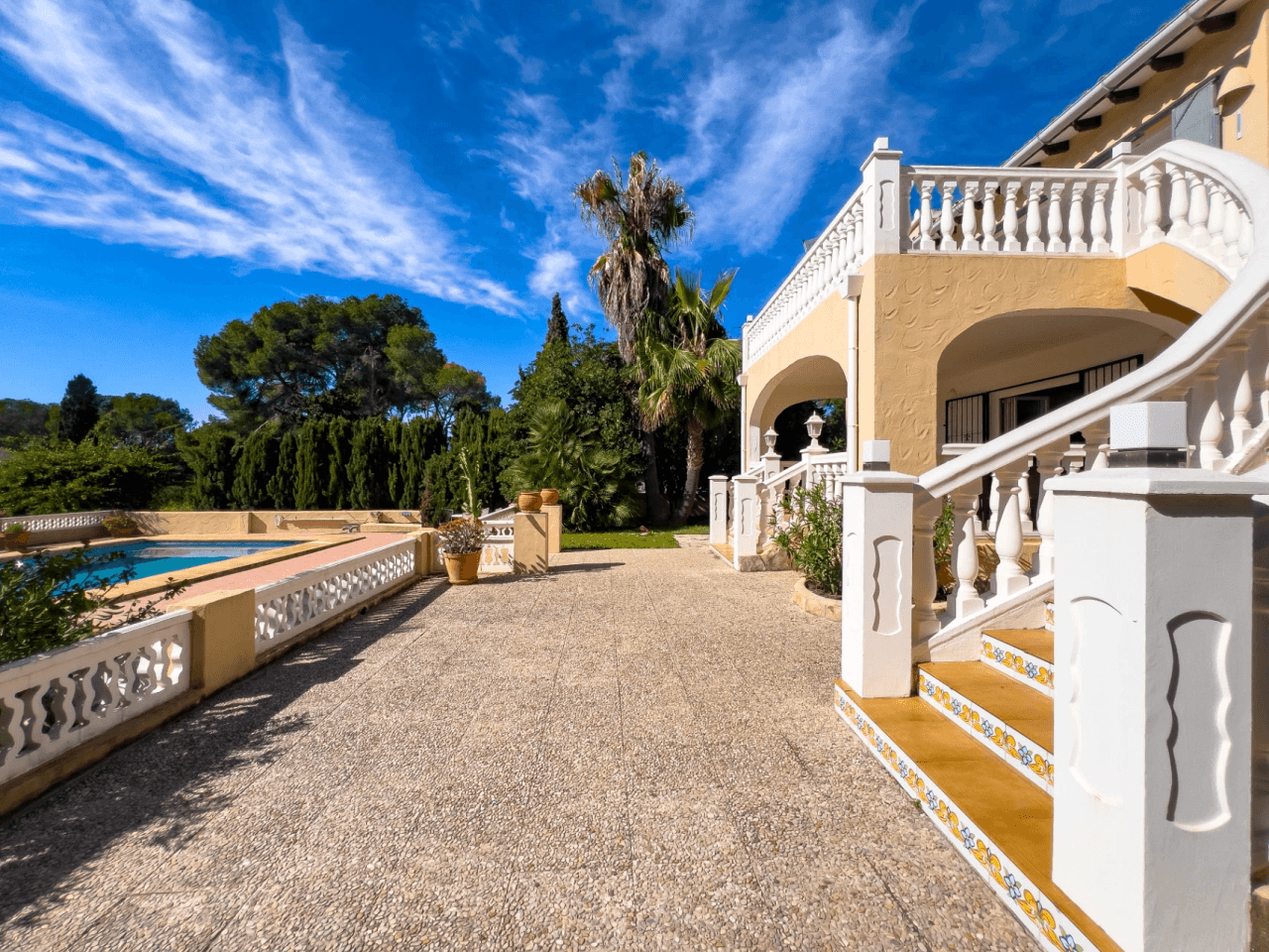 Villa avec vue sur la mer à vendre à Moraira, à distance de marche du centre.