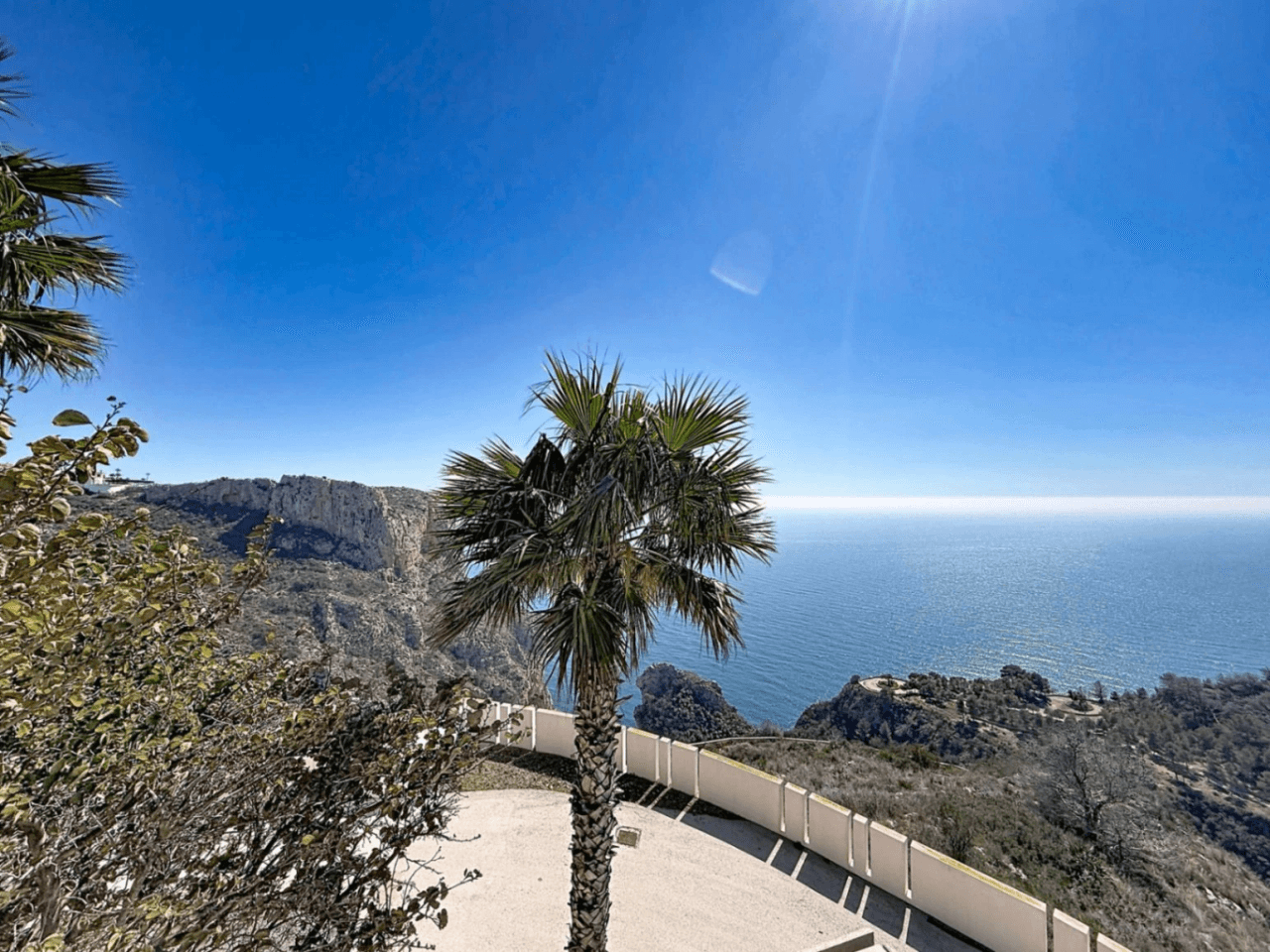 Cumbre del Sol appartement moderne de luxe avec des vues panoramiques spectaculaires sur la mer et les falaises.