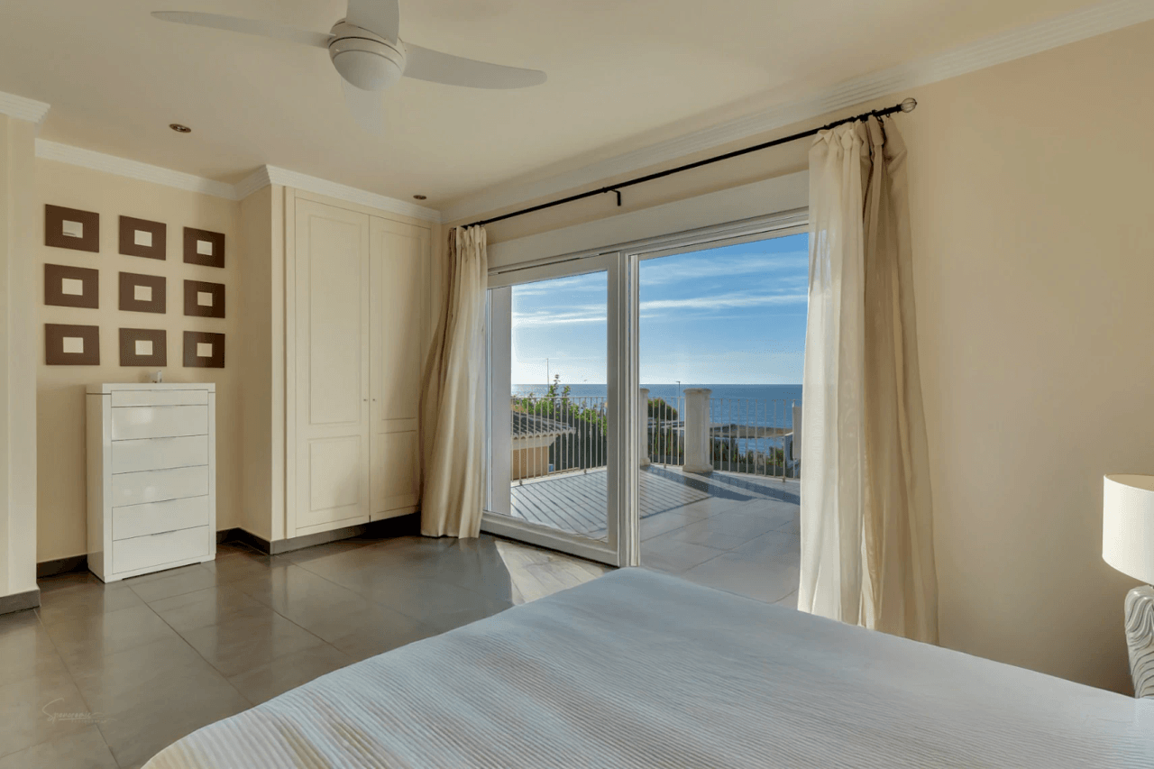 Villa de lujo en segunda línea de playa en el corazón de Moraira