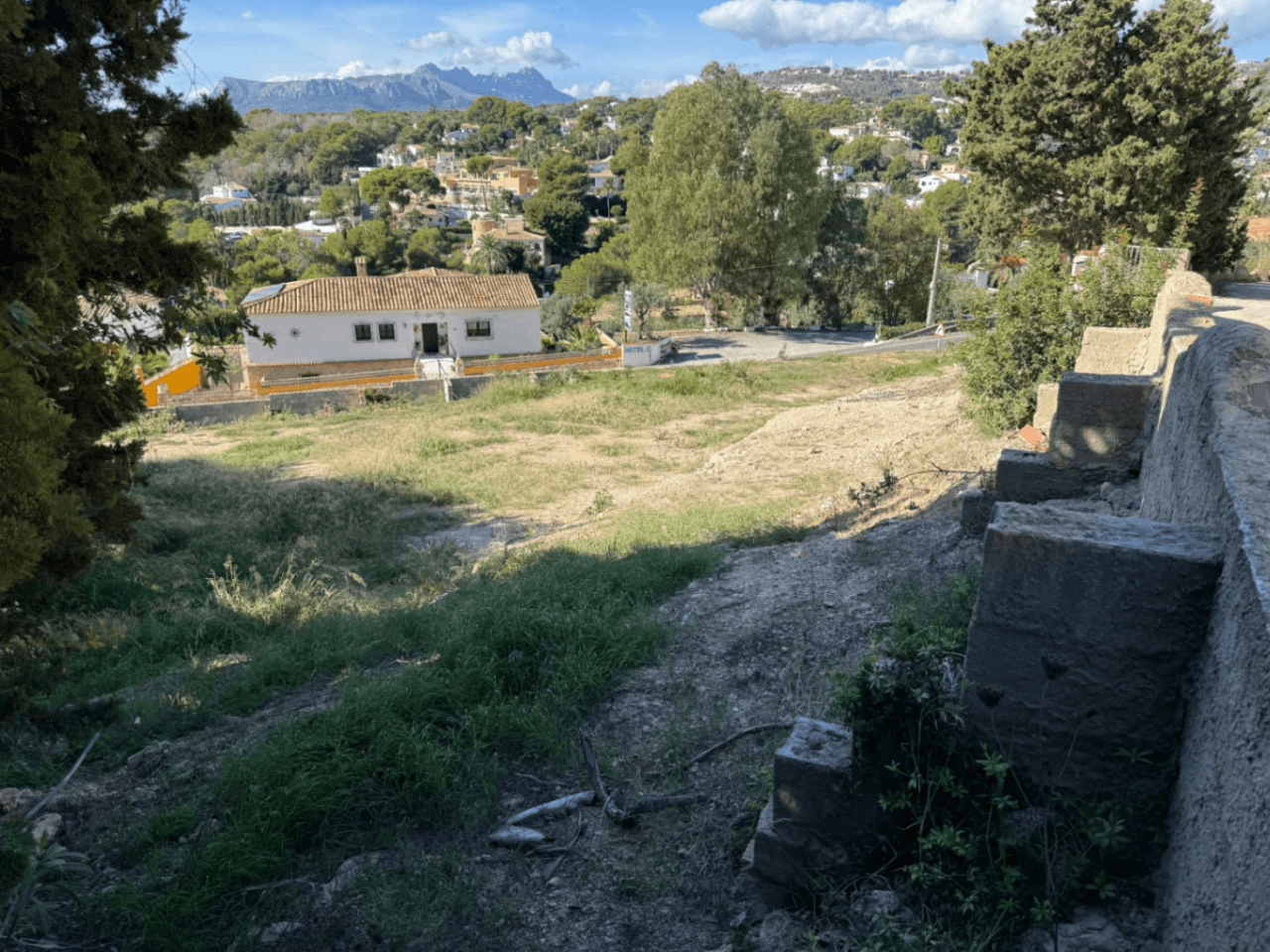 Amplia parcela con vistas al mar en venta en Benissa
