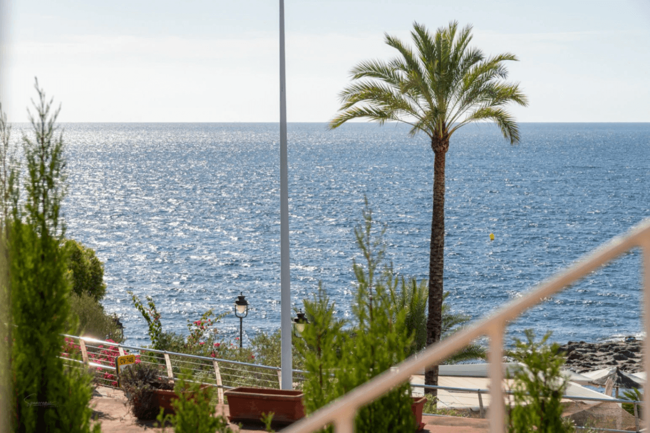 Villa de lujo en segunda línea de playa en el corazón de Moraira