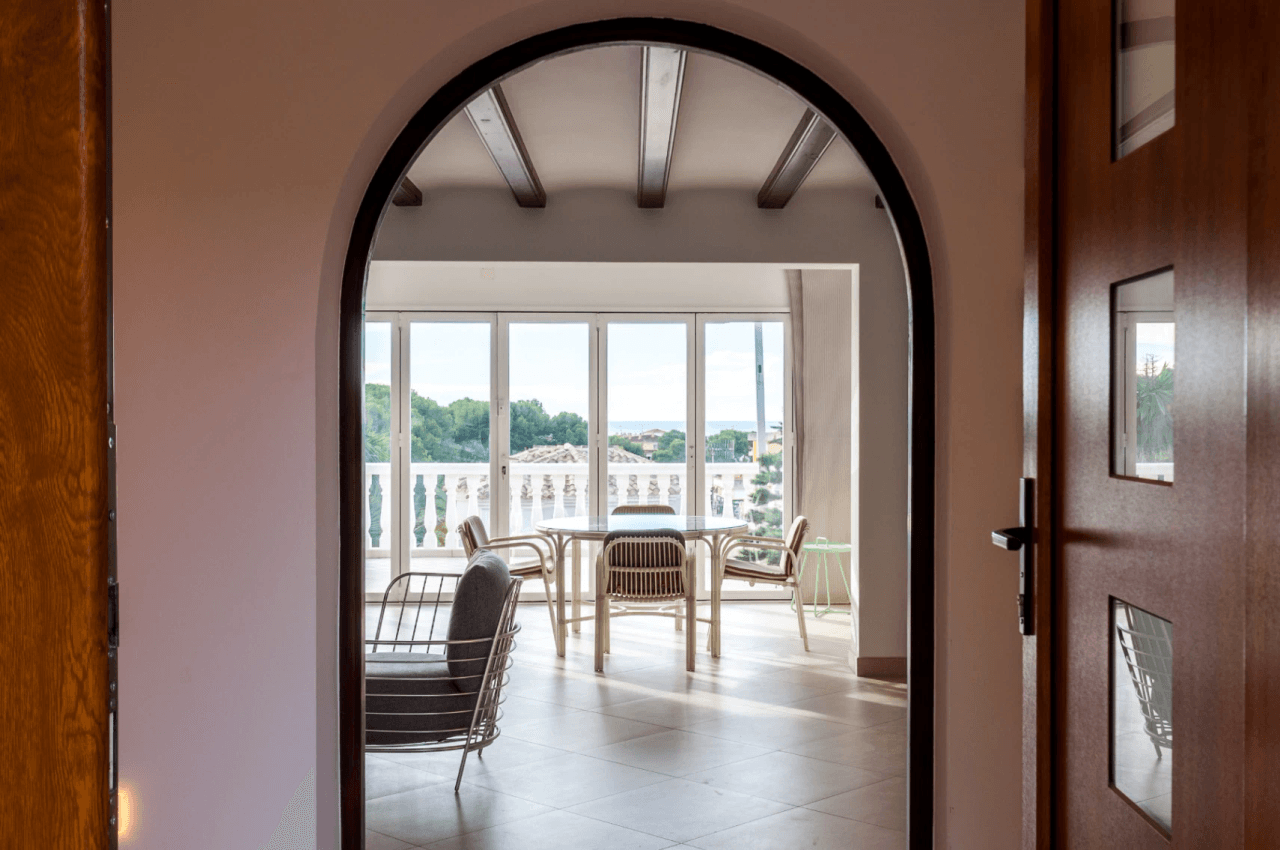 Villa avec vue sur la mer à vendre à Moraira, à distance de marche du centre.