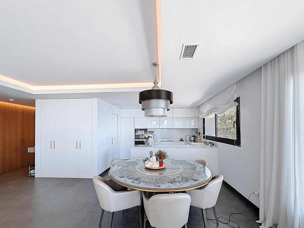 Cumbre del Sol appartement moderne de luxe avec des vues panoramiques spectaculaires sur la mer et les falaises.
