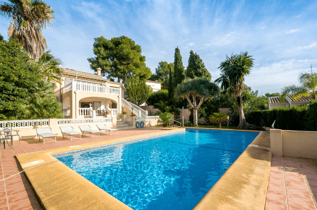 Villa avec vue sur la mer à vendre à Moraira, à distance de marche du centre.