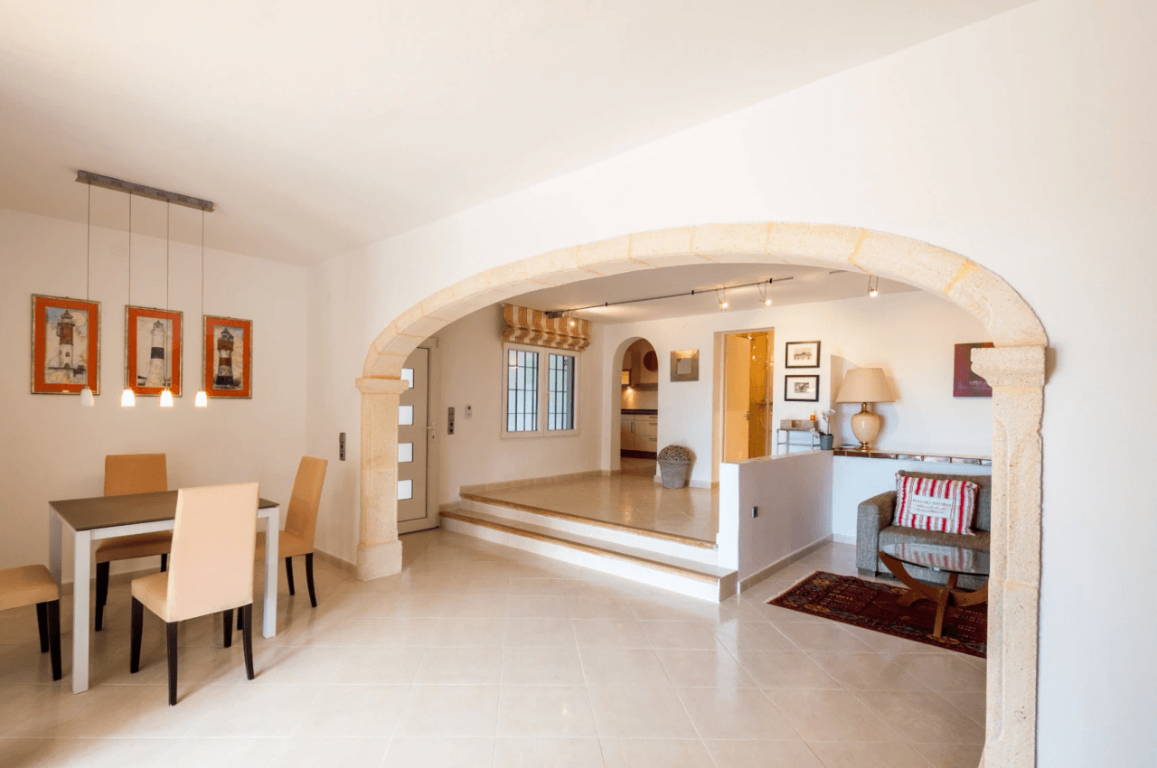 Villa avec vue sur la mer à vendre à Moraira, à distance de marche du centre.