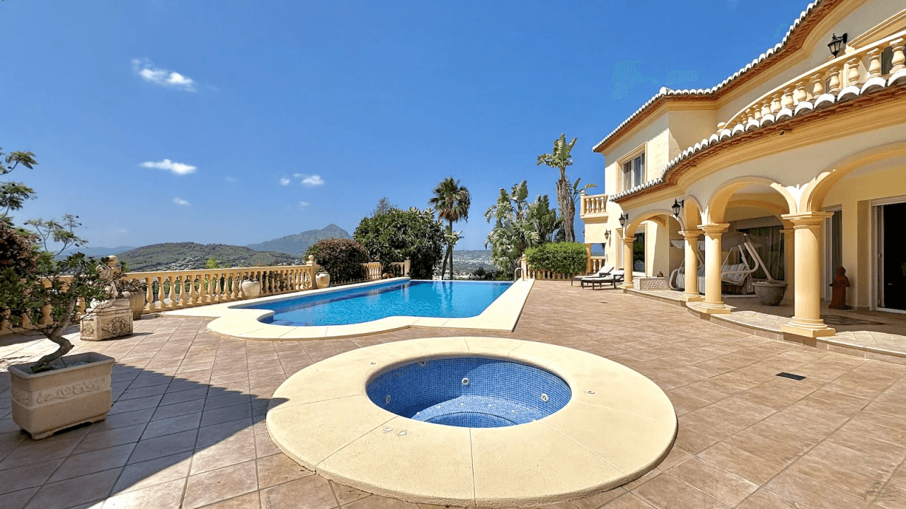Magnifique villa de luxe à vendre à Javea avec vue sur la mer et le Montgó.