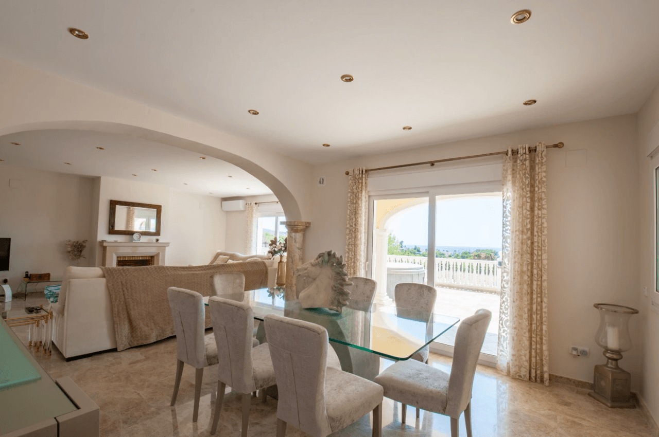 Grande villa élégante avec vue sur la mer à vendre à Moraira