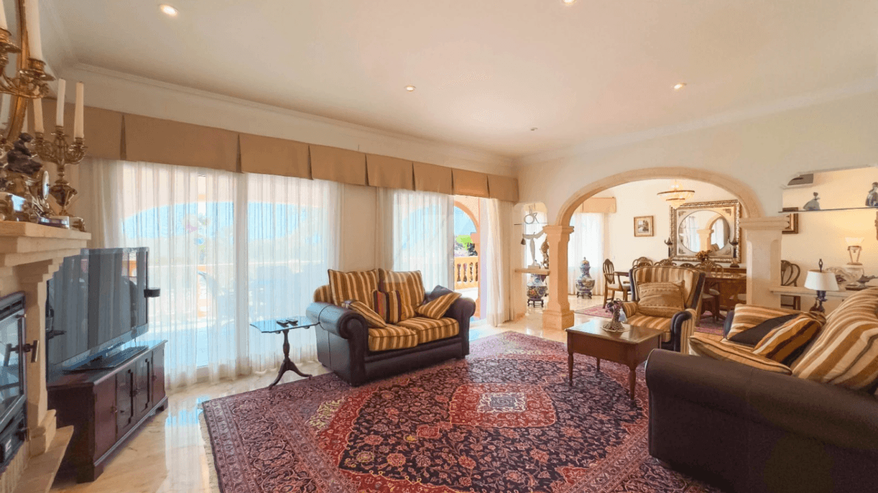 Villa de lujo en venta en Moraira con vistas al mar.