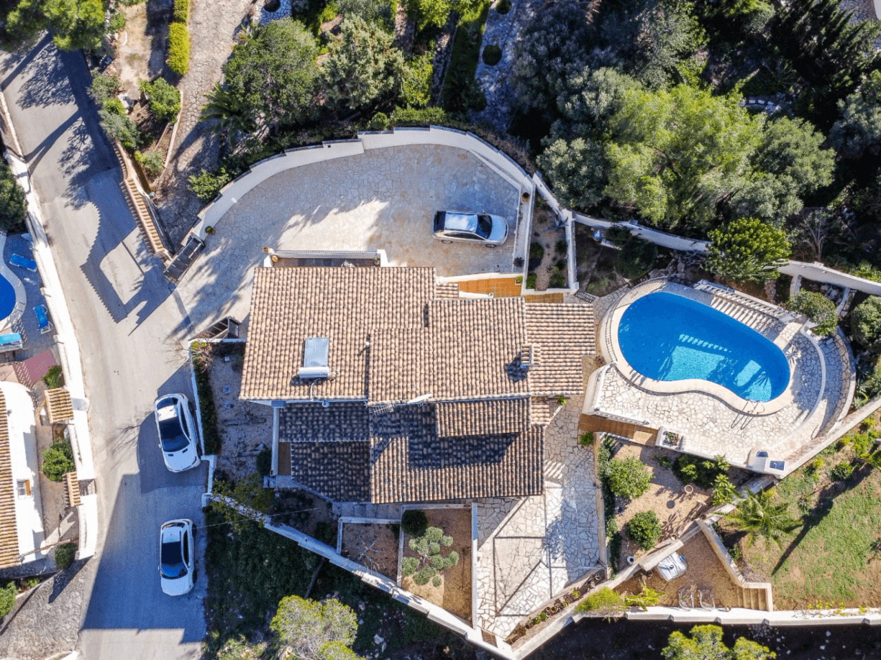 Villa avec vue sur la mer à vendre à Moraira, à distance de marche de la plage.