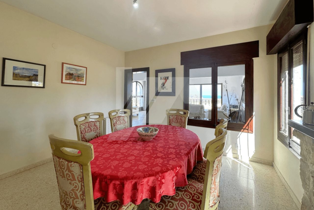 Villa à vendre à Moraira avec des vues spectaculaires sur la mer.