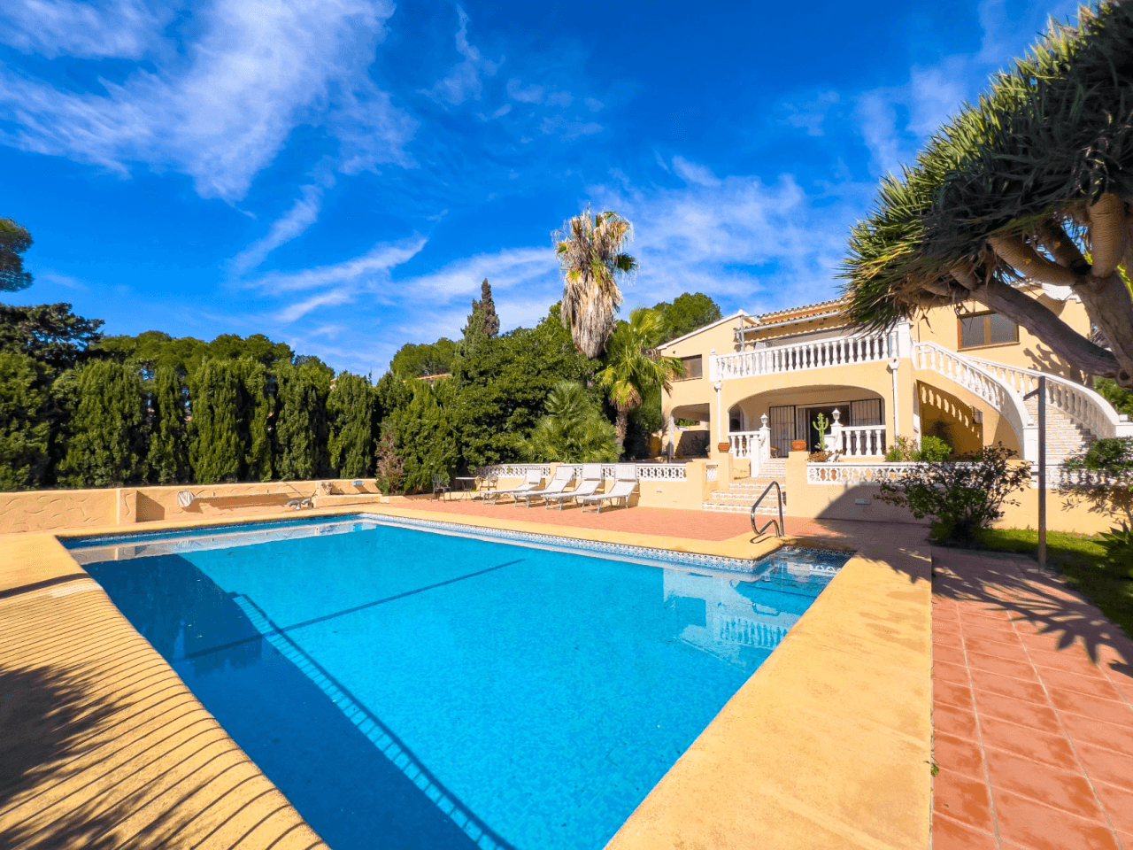 Villa avec vue sur la mer à vendre à Moraira, à distance de marche du centre.