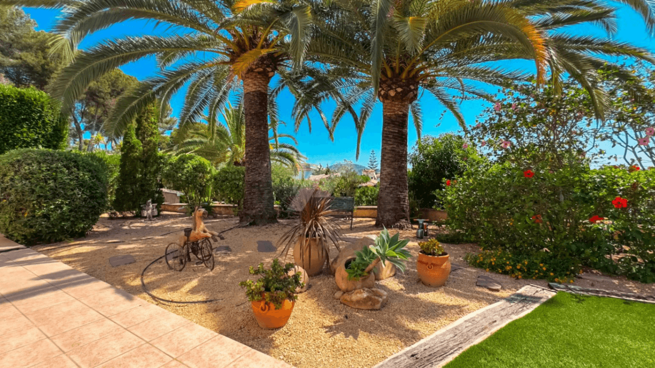 Villa de lujo en venta en Moraira con vistas al mar.