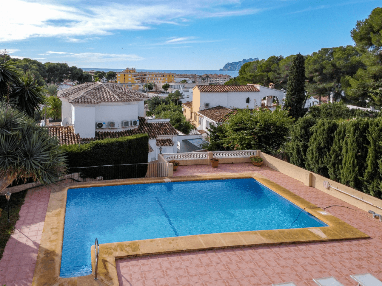 Villa avec vue sur la mer à vendre à Moraira, à distance de marche du centre.