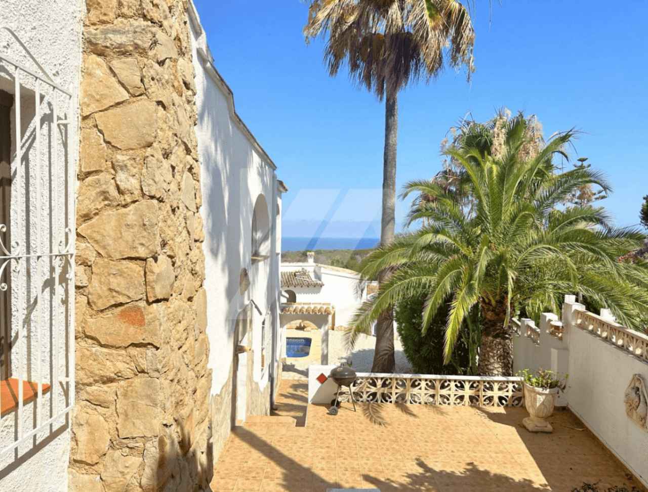 Villa à vendre à Moraira avec des vues spectaculaires sur la mer.