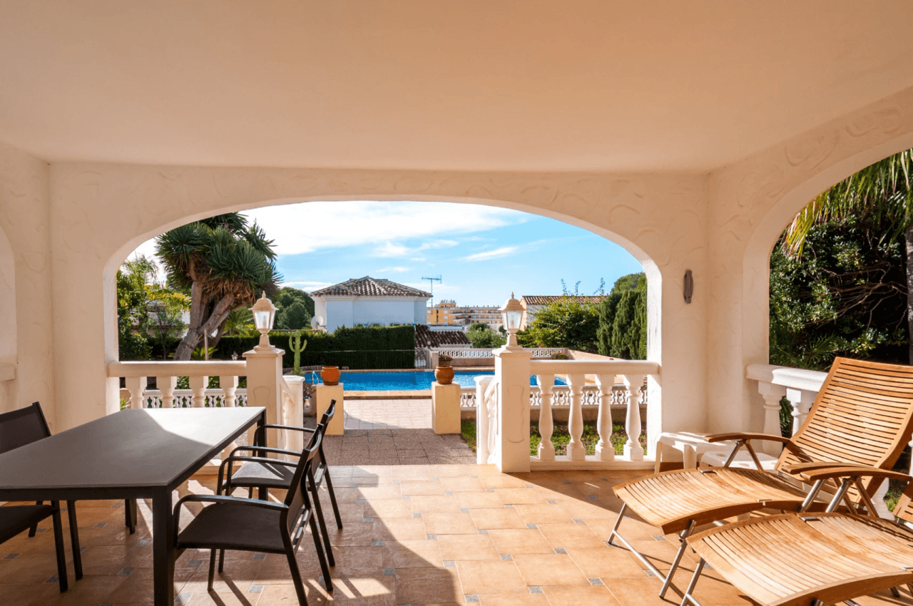 Villa avec vue sur la mer à vendre à Moraira, à distance de marche du centre.