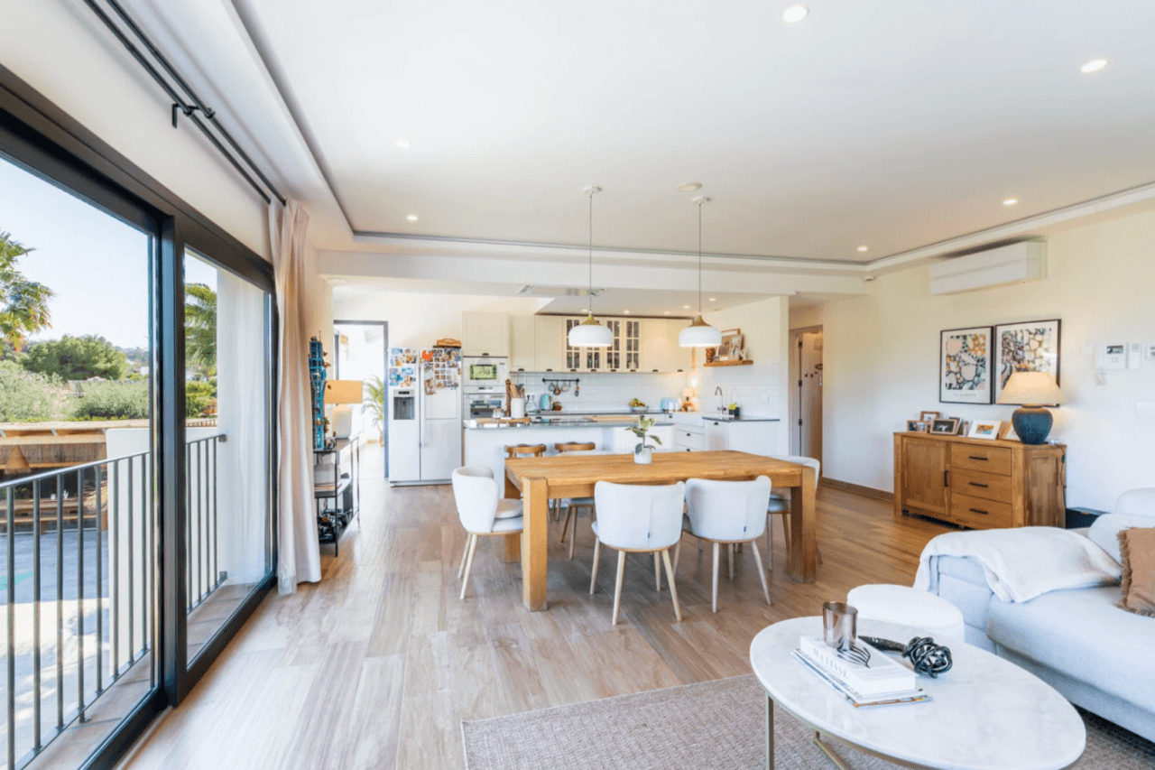 Villa ibicenca entièrement rénovée avec appartement d'invités à Jávea