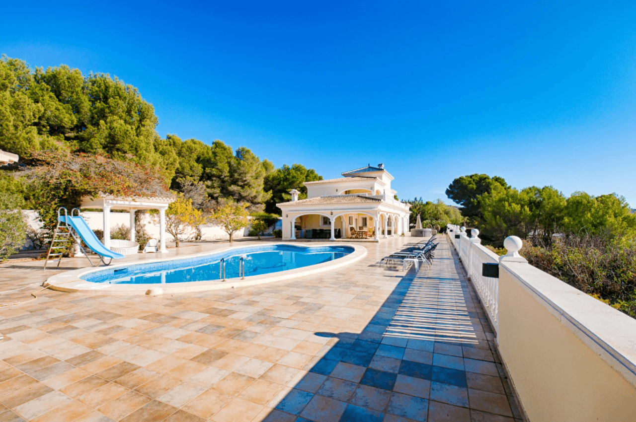 Grande villa élégante avec vue sur la mer à vendre à Moraira