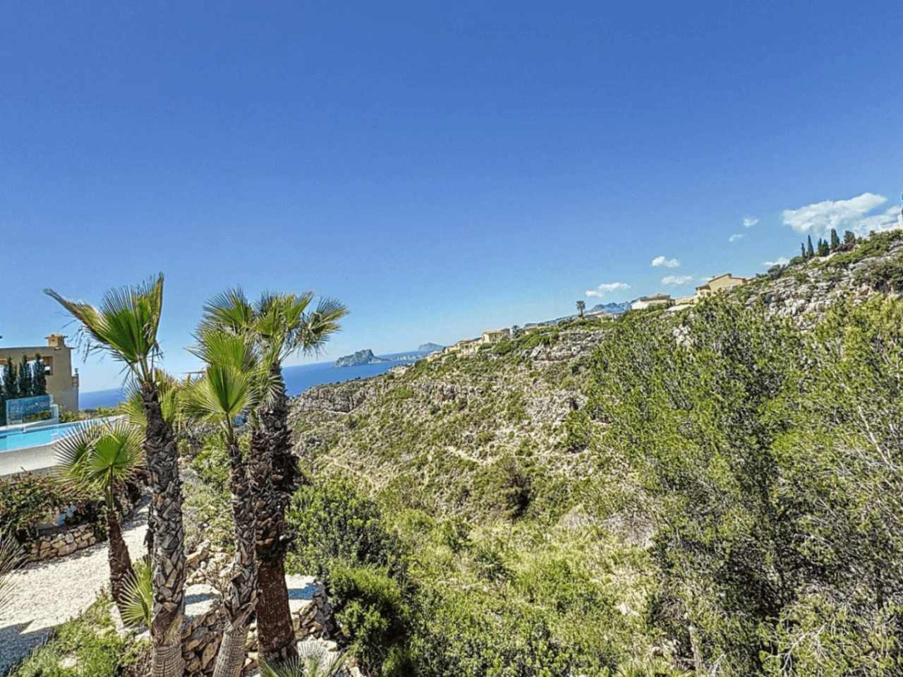 Villa moderne à Cumbre del Sol avec vue sur la mer, à ne pas manquer.