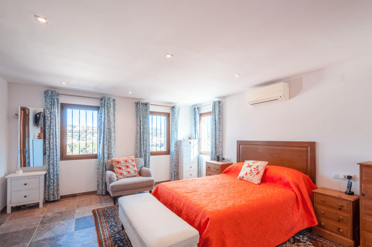 Villa avec vue sur la mer à vendre à Moraira, à distance de marche de la plage.