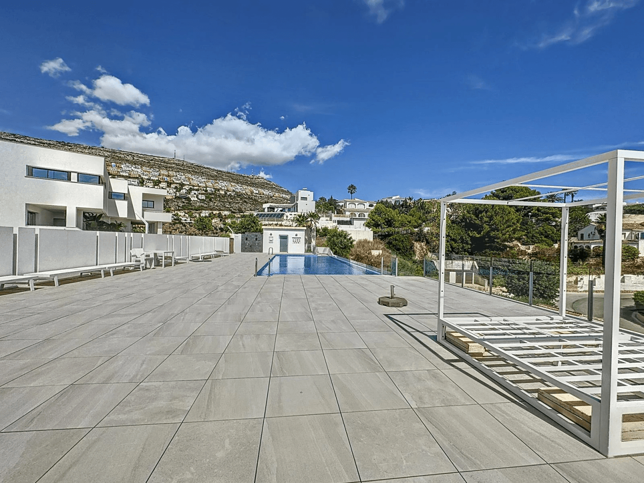 Cumbre del Sol appartement moderne de luxe avec des vues panoramiques spectaculaires sur la mer et les falaises.