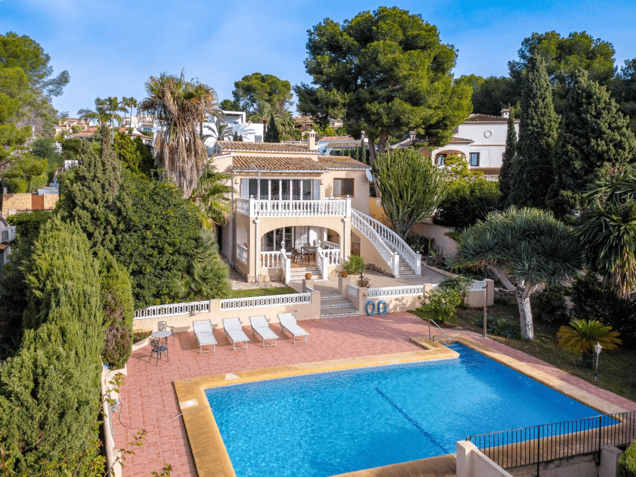 Villa avec vue sur la mer à vendre à Moraira, à distance de marche du centre.