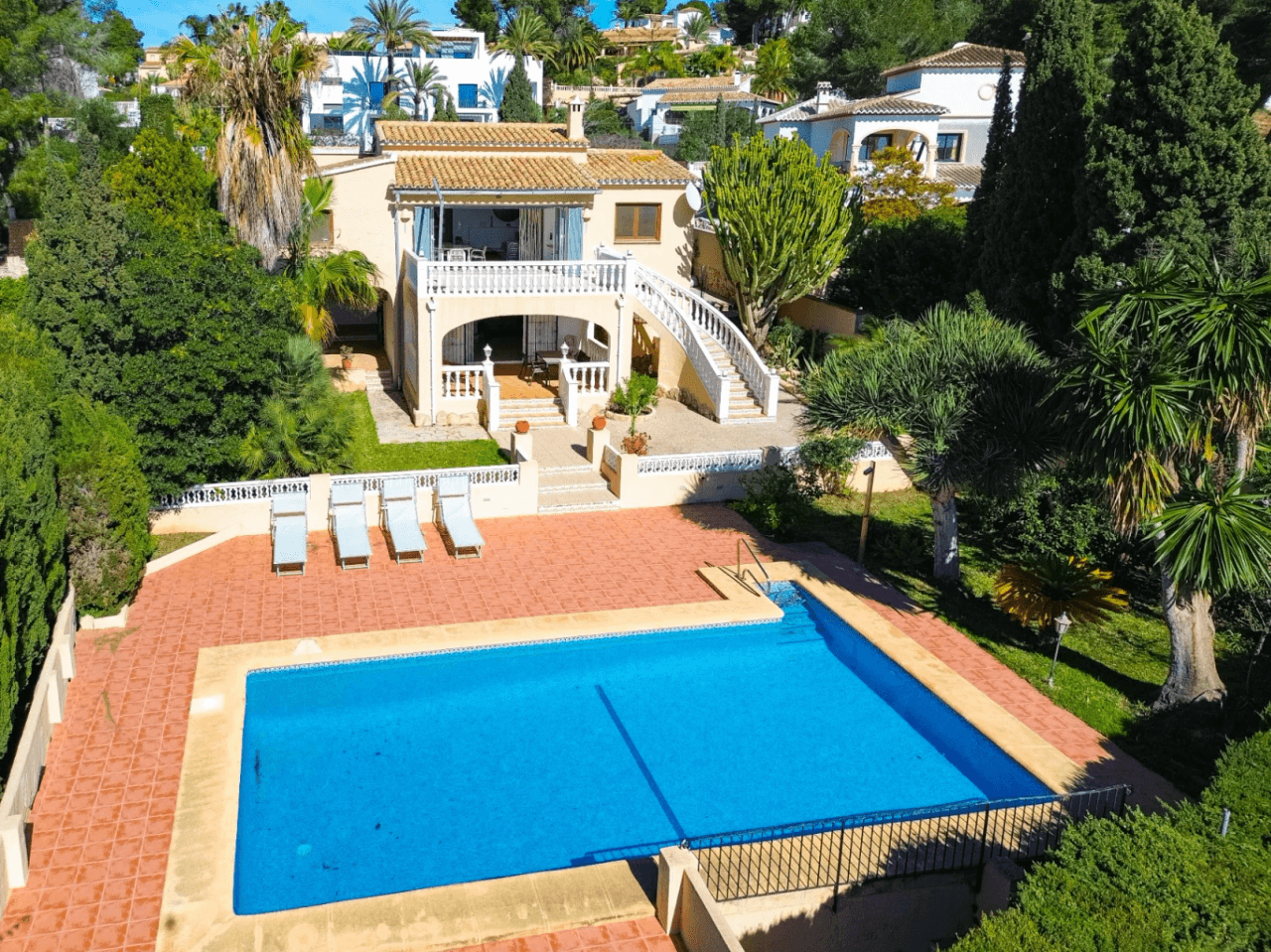 Villa avec vue sur la mer à vendre à Moraira, à distance de marche du centre.