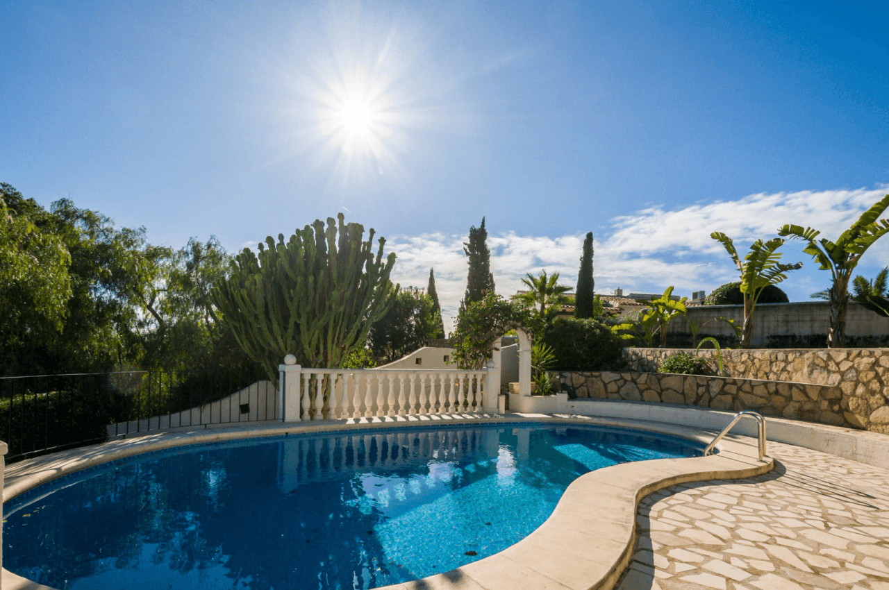 Villa avec vue sur la mer à vendre à Moraira, à distance de marche de la plage.